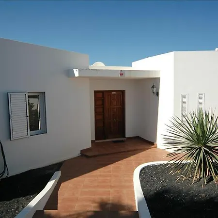 In Puerto Del Carmen Sleeps 6 Includes Swimming Pool ヴィラ