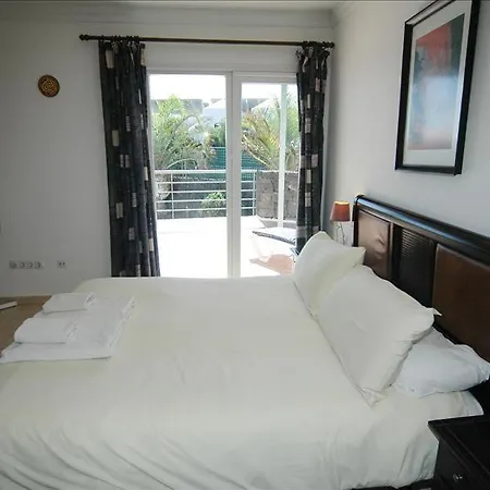 In Puerto Del Carmen Sleeps 6 Includes Swimming Pool فيلة