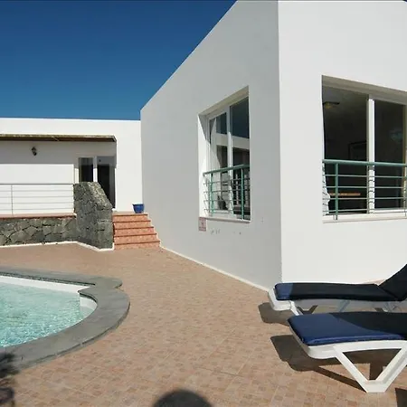 In Puerto Del Carmen Sleeps 6 Includes Swimming Pool فيلة *